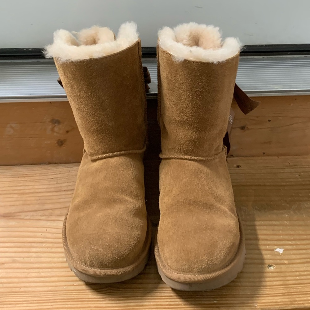 UGG Women’s Bailey Bow Chestnut Suede Boots Size 6